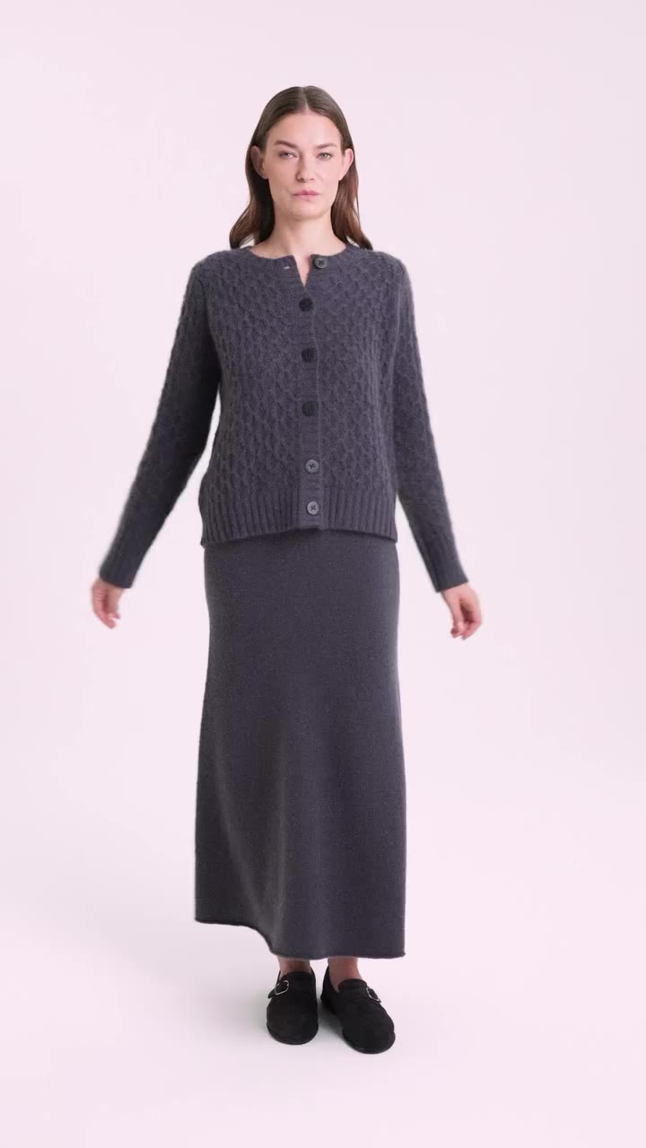 Our „VANYA“ Cardigan brings timeless texture to the signature cashmere-silk…