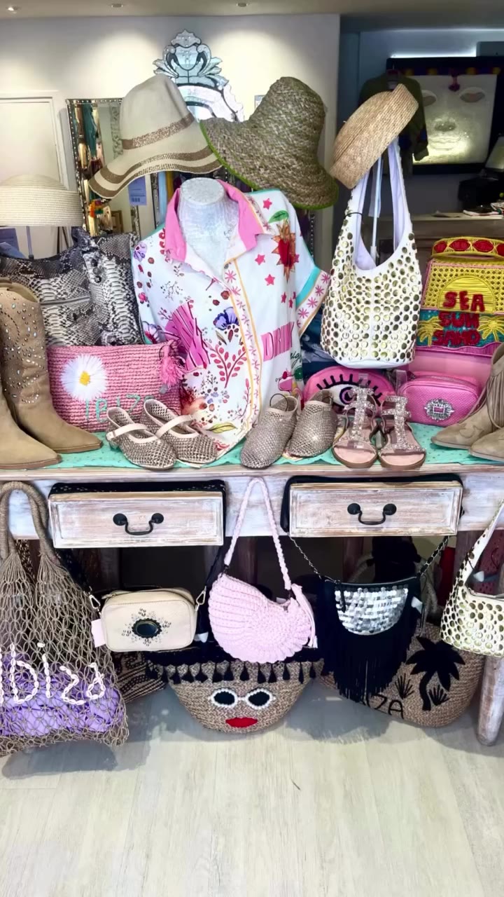 Jueves en ibiza Bagús 💖 👗 #septiembre #ibiza #shopping #sandals #boots…