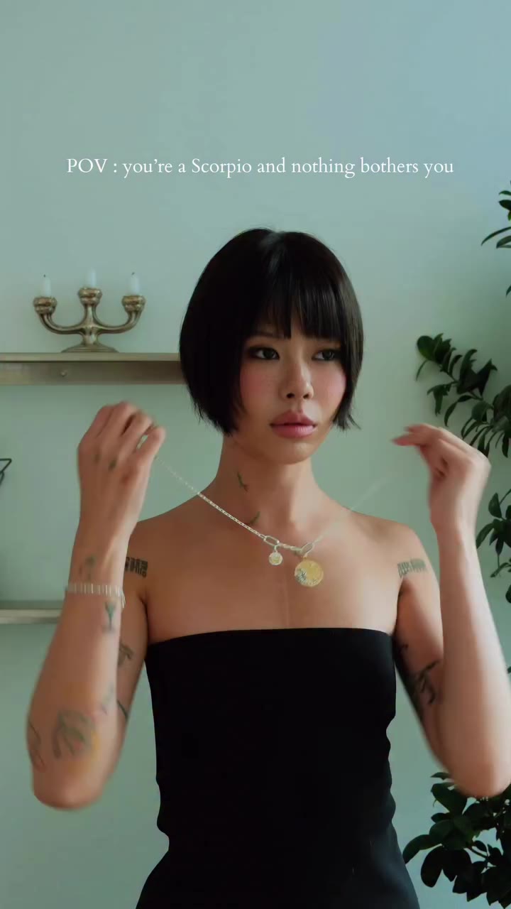 she is a Scorpio woman, and ofc she is wearing @theofficialpandora Talisman…