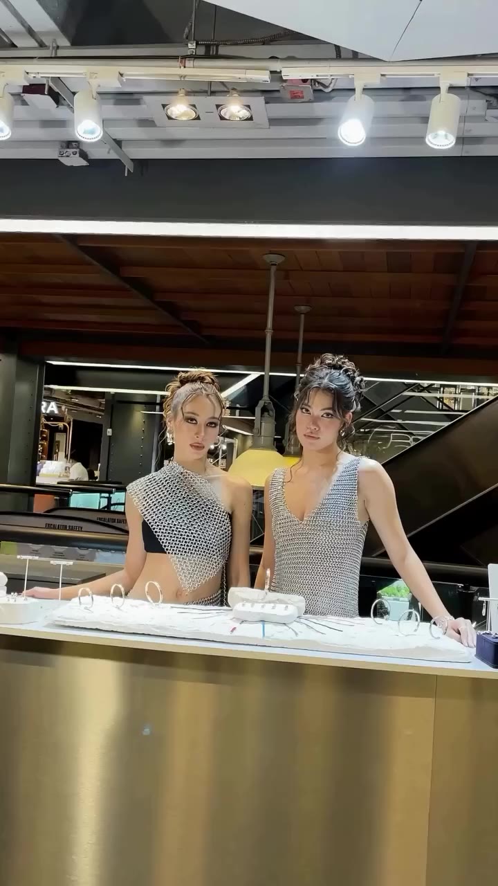 เบื้องหลังแฟชั่นโชว์ของพวกเรา kiera Selbe ในคอลเลกชั่น FORGED ADORNMENT…