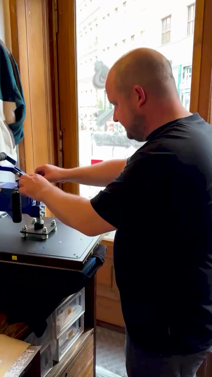 Hülpi hat noch ein paar exklusive @huelpman86 x @iriedailyberlin T-Shirts &…