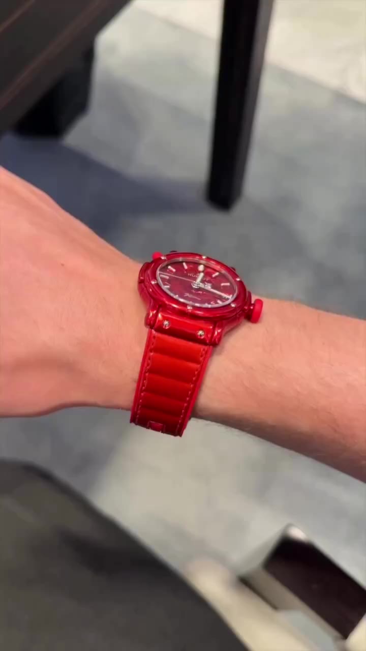 Hublot et Jeff Koons dévoilent leurs premières montres La première, c’est la…