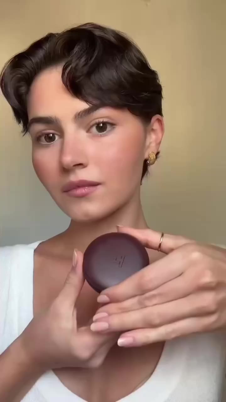 not like other bronzers. a powder that performs like a cream. self-setting…