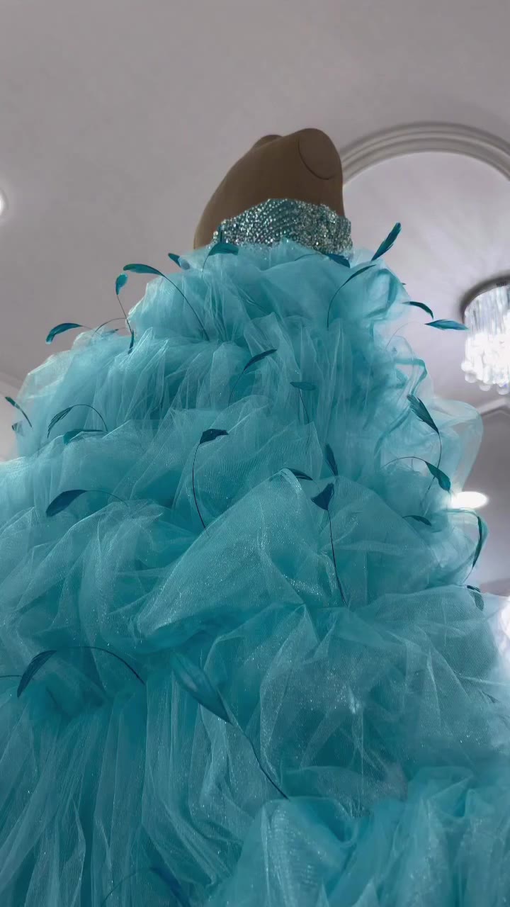 Inspirado en la delicadeza de una nube, este vestido juega con el movimiento…