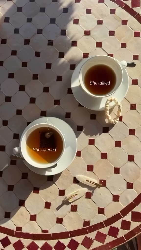 Spilling the tea… and accessorizing accordingly 🫖🎀 Our new hair clips are…