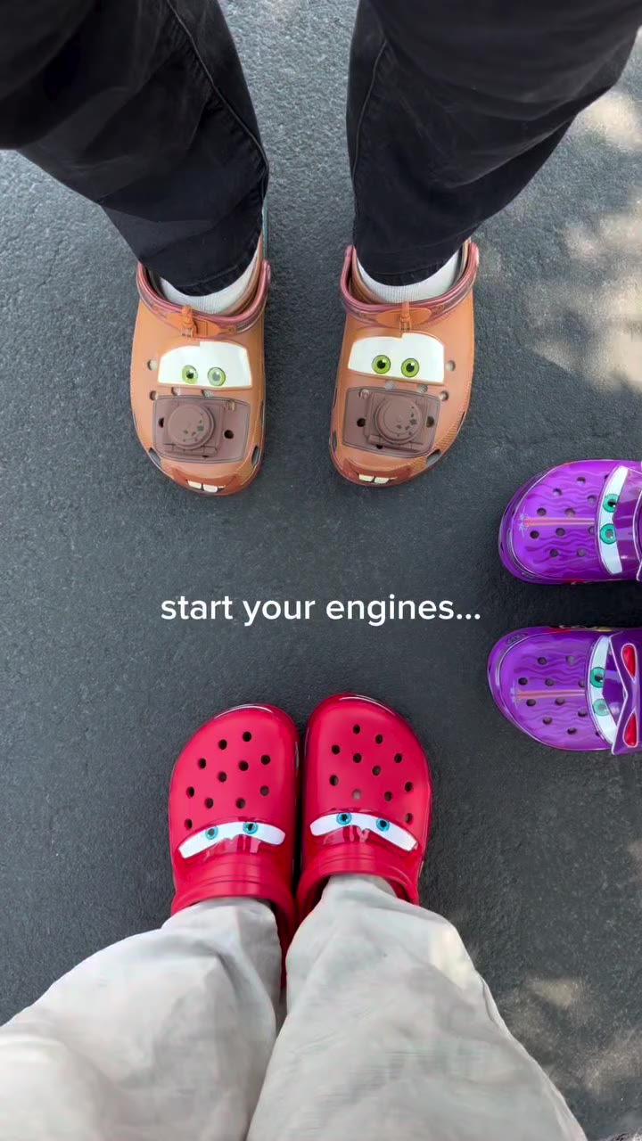 nuevo trabajo de pintura🩵 Dinoco ¡Ya disponible en crocs.com.mx! 🏎️🏁