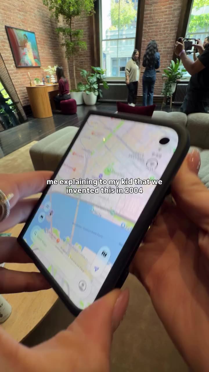 all jokes aside, how in the world did you make this screen so foldable @apple…