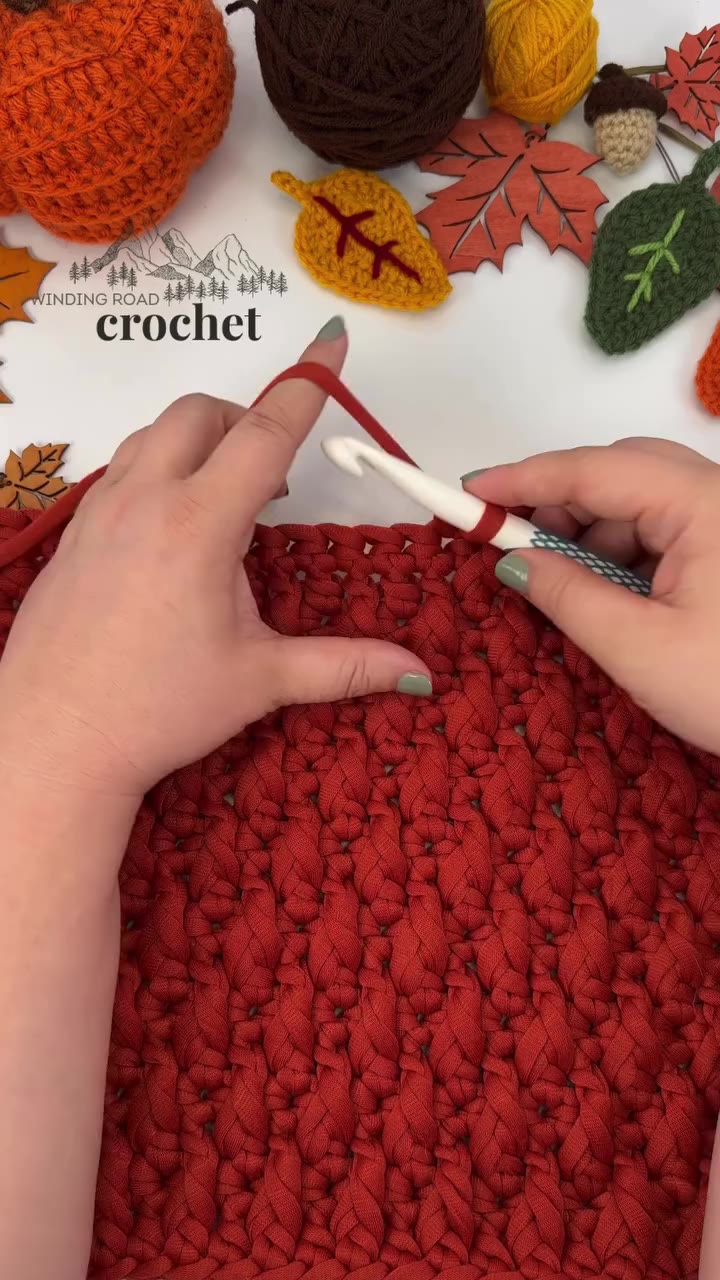 🧶 Cozy texture, chunky yarn, and the Alpine Stitch! 🤎 The Alpine Stitch…