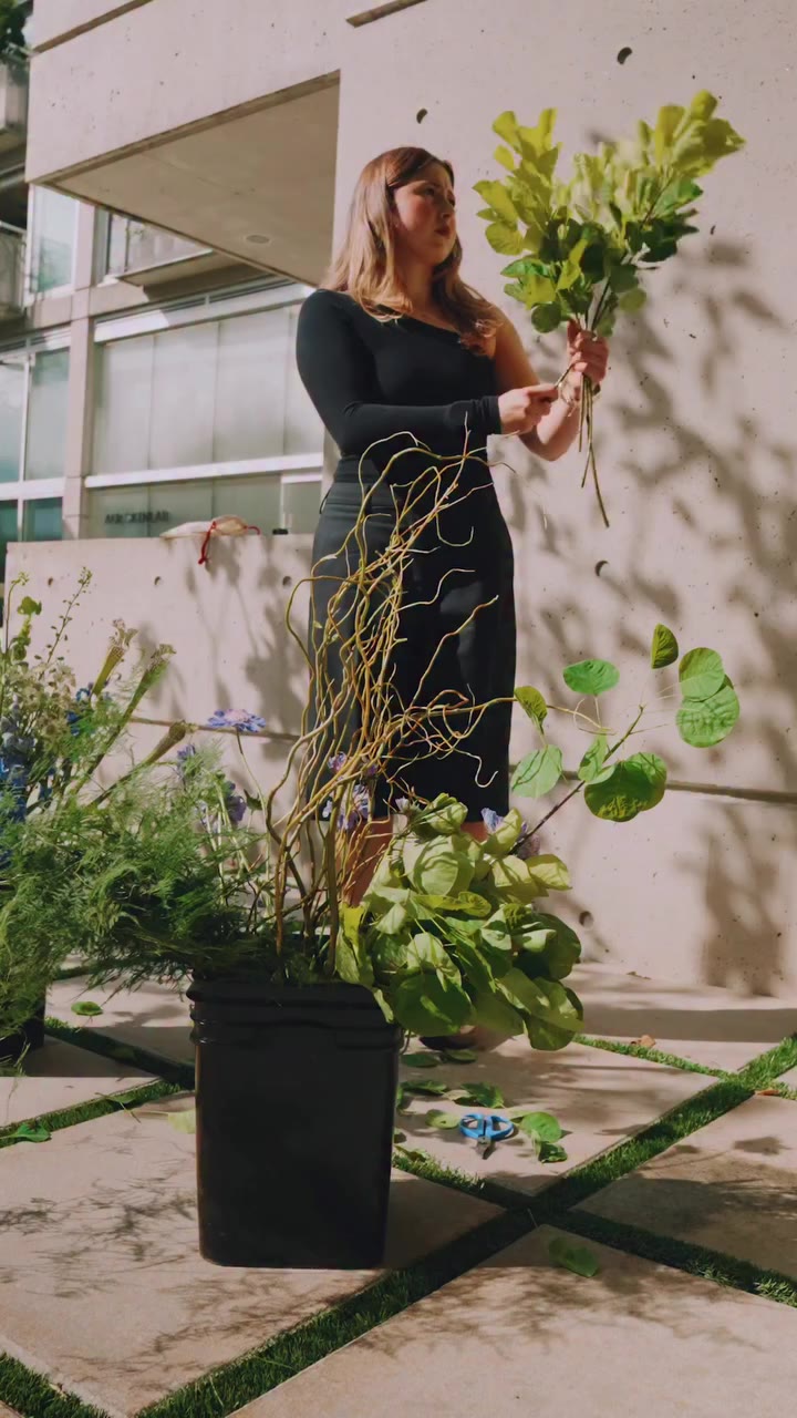 Meet Fernanda Navarro, floral designer, founder of @studiovizcaino.361 , and…