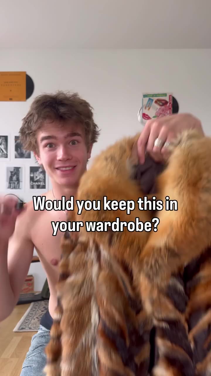 Styling my new (old) fox fur coat. Already made some of my most insane fits…