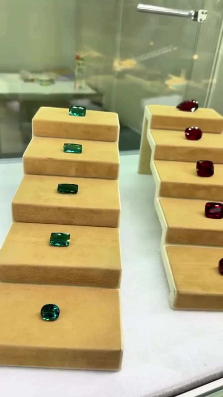 Brazilian gemstones connect with the world in Hong Kong. 🇧🇷💎🌏 With 24…