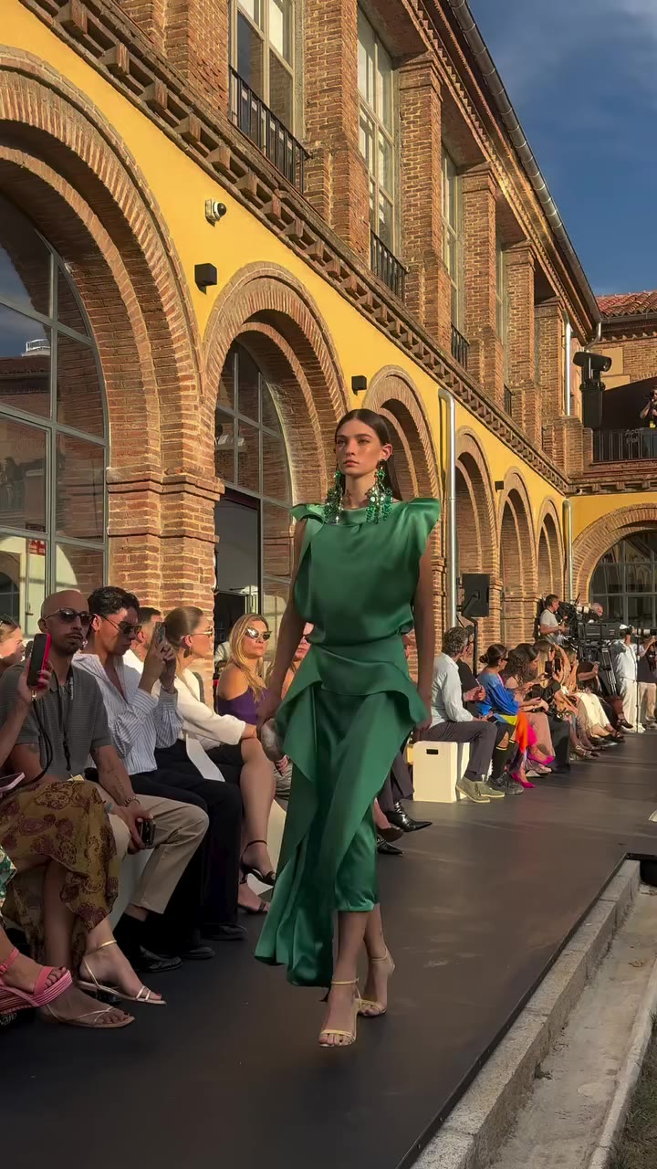 @isabelsanchiscostura #SS27 #runwayshow today in Madrid. Such a fab…