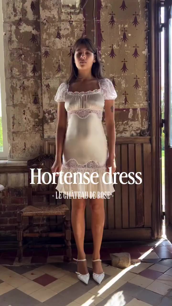 A glimpse into our Hortense dress 🏰👰🏻‍♀️ Satin silk, floral Calais lace…