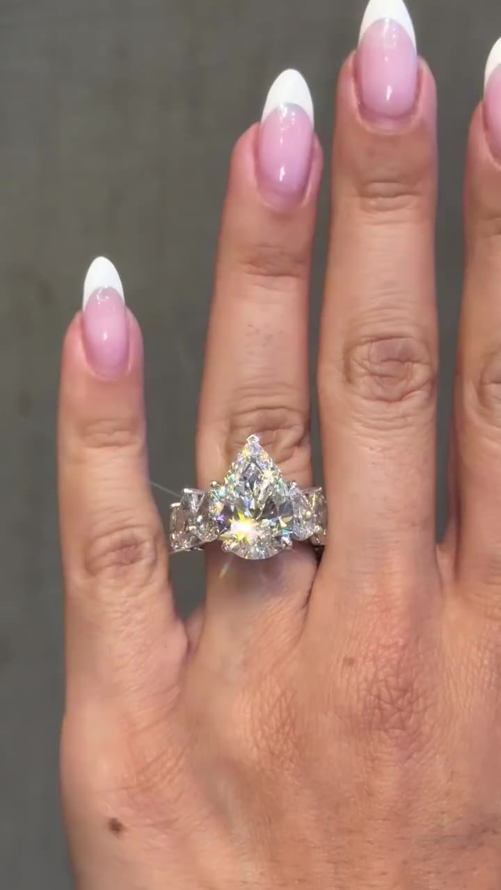 The sexy Joy ring featuring 7ct Center E VS1 Pear 🥰🥰🔥🔥 love this baby.😁😁…