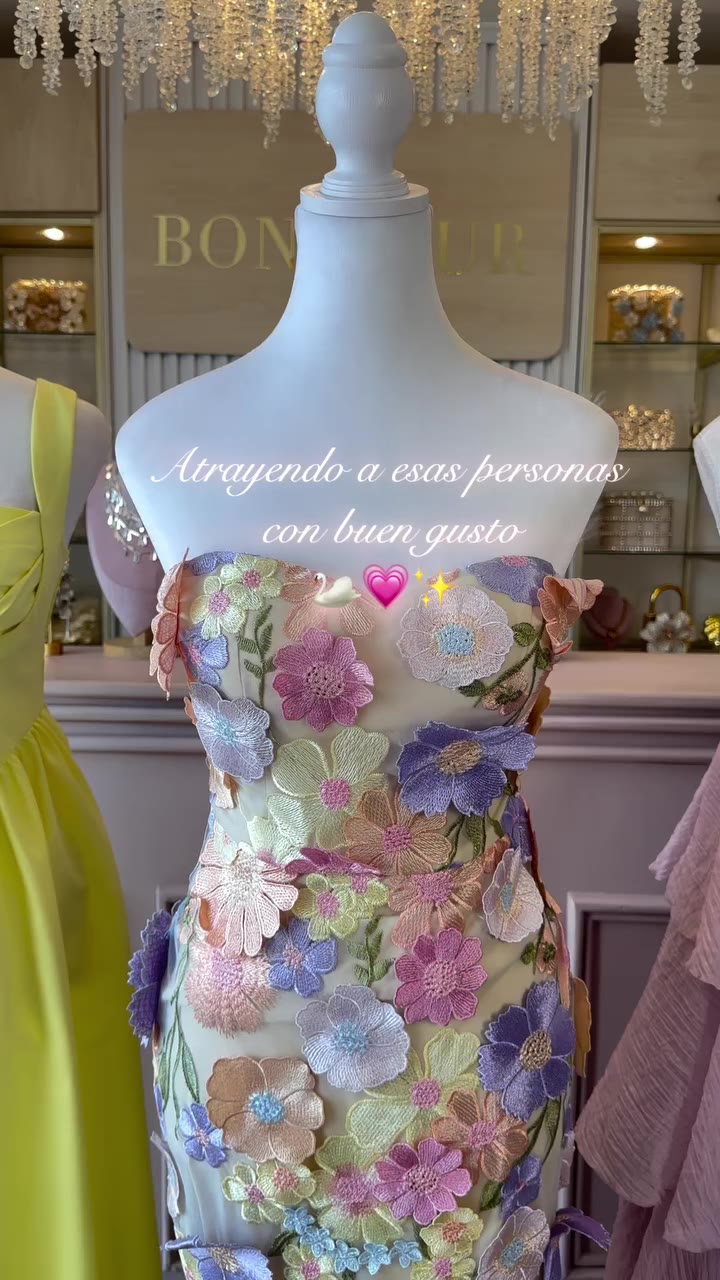 Porque un vestidito lindo siempre encuentra a una girl que sabe lucirlo. 🎀✨…
