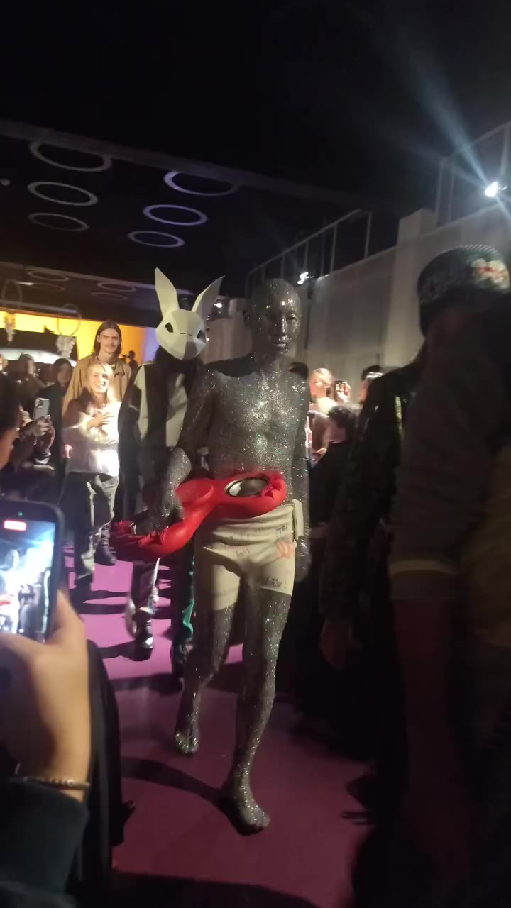 Newest Runway Trend: Full-Body Sparkles and Fidget Spinners at @kaighattaura &…