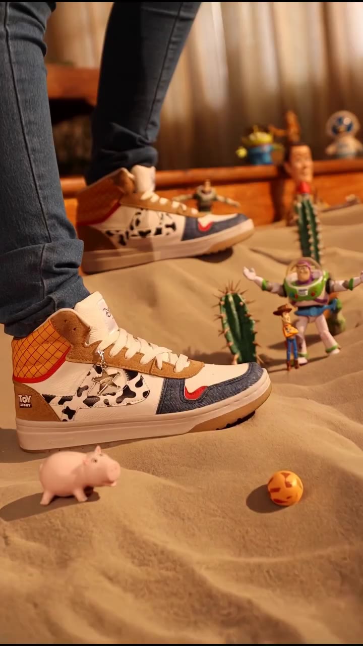 Hay aventuras que se disfrutan más cuando van todos. 🤠🚀👽👟 La colección…