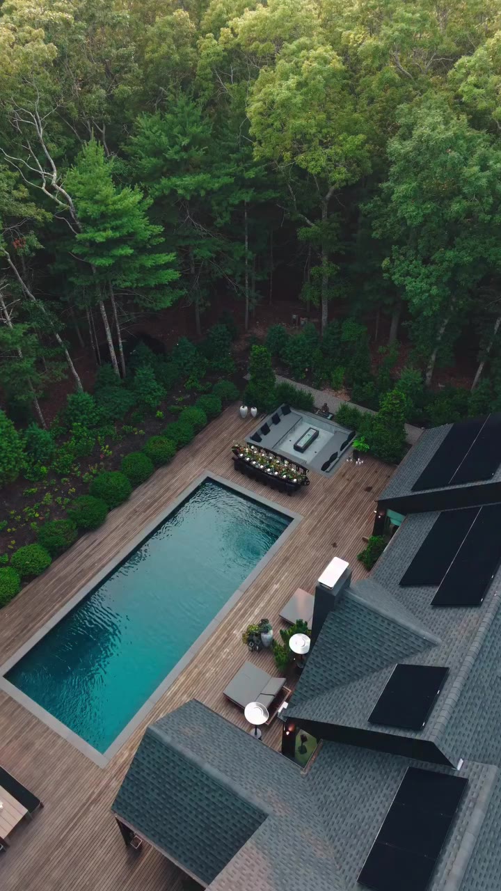 A final summer dinner in the Hamptons, created inside Natalie De’Banco’s…