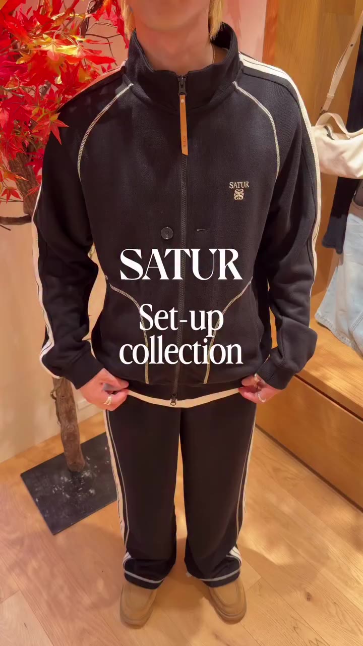 NEW ARRIVALS 🍂 秋のデイリースタイルに取り入れたい、SATURの新作ジップアップ。 ・(U) Lawton Track Zip-Up…