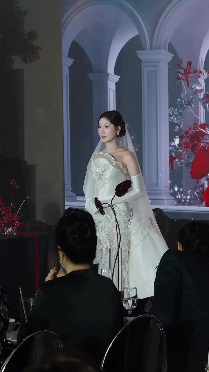 Miss Võ Lê Quế Anh @ariqueanh exudes femininity and elegance in a creation…