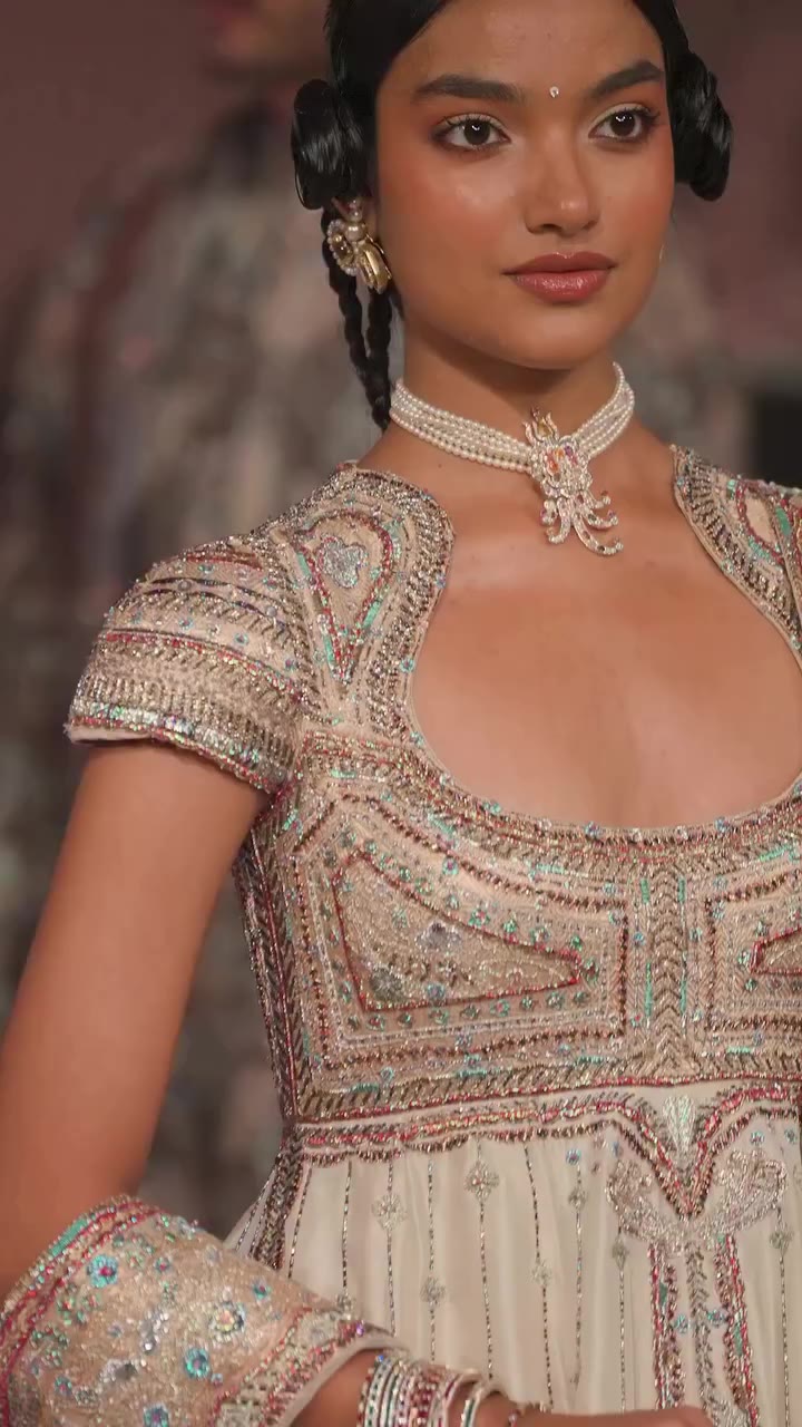 𝗣𝗥𝗜𝗬𝗔𝗦𝗜 | 𝗔𝗜𝗦𝗛𝗔 𝗥𝗔𝗢 𝗙𝗜𝗡𝗘 𝗝𝗘𝗪𝗘𝗟𝗟𝗘𝗥𝗬 Parineeta wears…