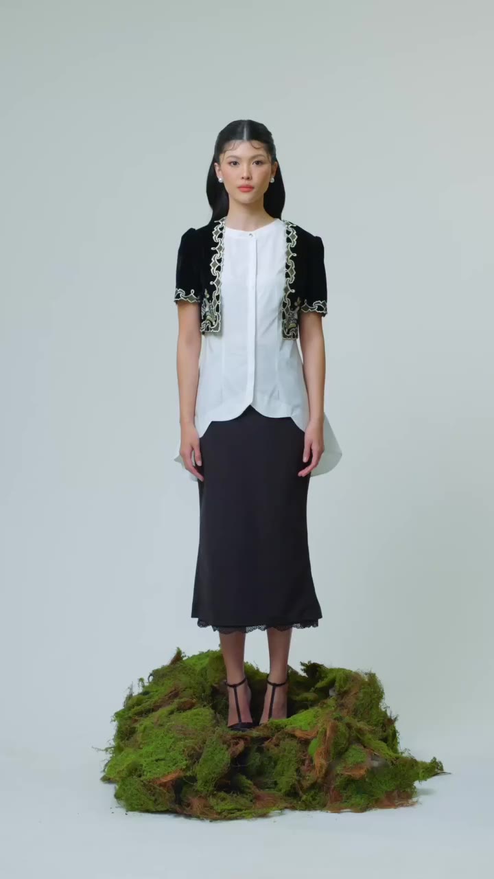 Black, in every expression. Dari siluet yang klasik hingga detail yang lebih…