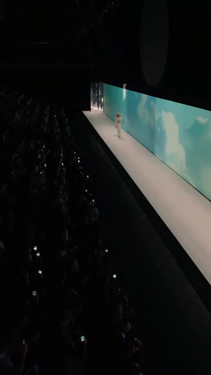 @hm grįžta į #LondonFashionWeek ir podiumą paverčia reginiu! H&M&YOU&I šou…