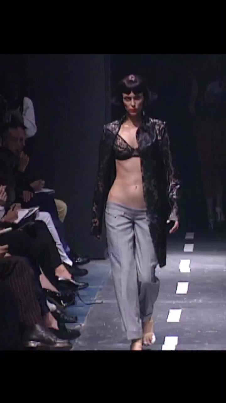 LEE ALEXANDER MCQUEEN - LONDON • “The Birds” S/S 1995 @tigz_depalma and…