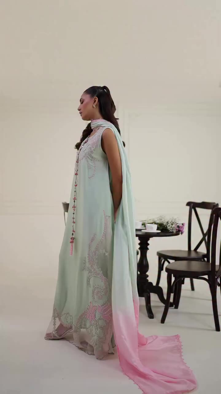 Tea for two, dressed for the occasion. 💗 Meet #AghaNoor’s new Kaftan…