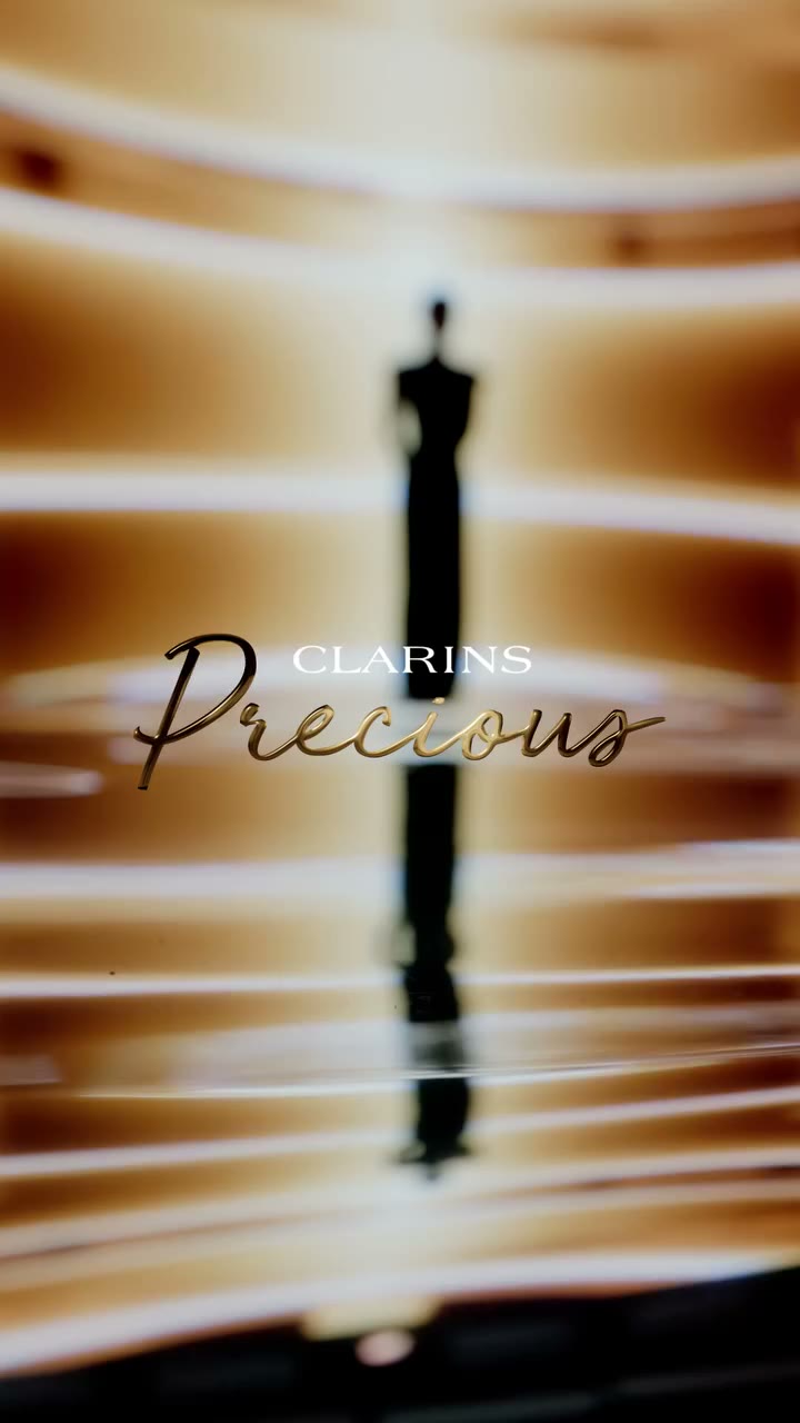 Clarins Precious × Zhang Ziyi 황금빛 공간 속에서 더욱 빛나는 배우 장쯔이의 우아한 존재감. 클라랑스 프레셔스 글로벌…