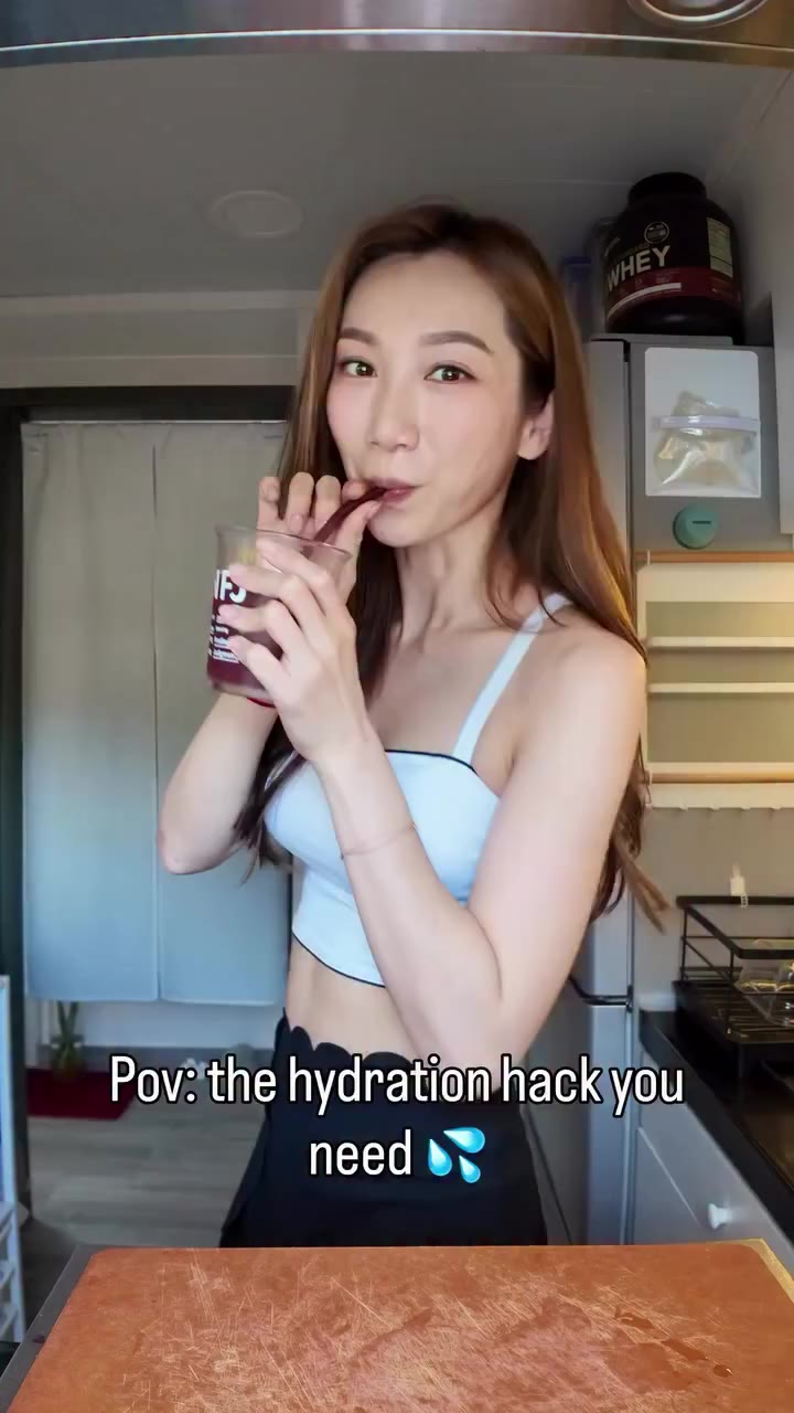 Upgrade your hydration with this 2-minute drink—pomegranate, lemon, and…