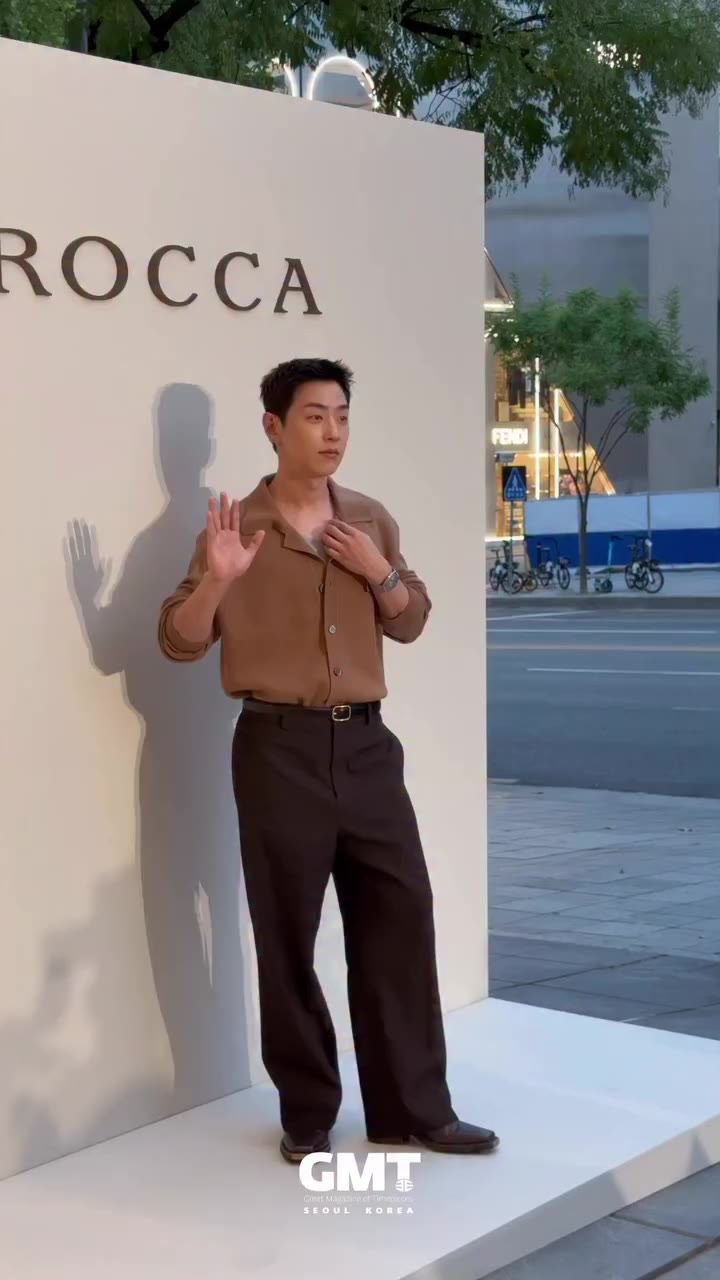 ‘로카 청담’의 공식 오픈을 기념해 열린 오프닝 행사에는 그레이가 참석해 자리를 빛냈습니다. 참석한 모든 셀럽들은 새롭게 문을 연 플래그십…