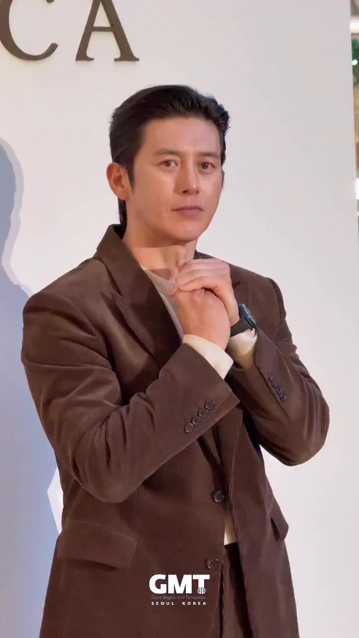 ‘로카 청담’의 공식 오픈을 기념해 열린 오프닝 행사에는 배우 고수가 참석해 자리를 빛냈습니다. 참석한 모든 셀럽은 새롭게 문을 연 플래그십…