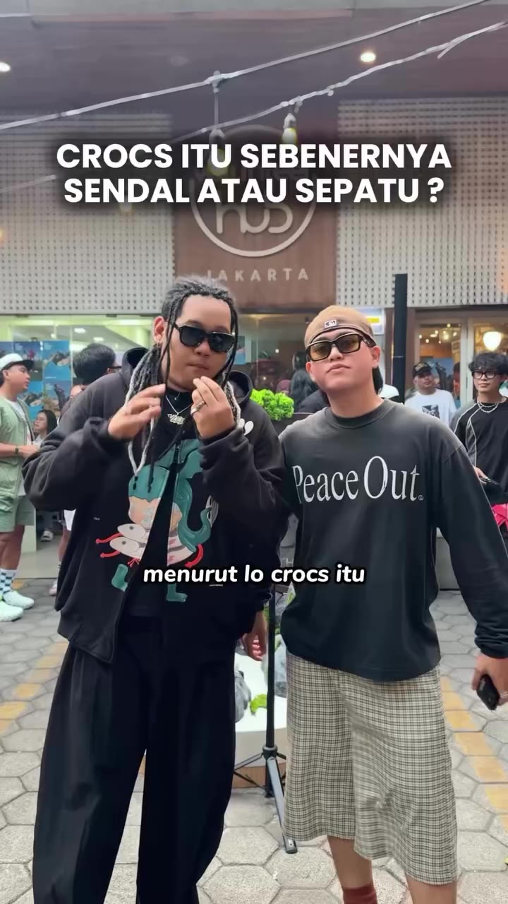 jadi sepatu apa sendal min ? @crocs.ina