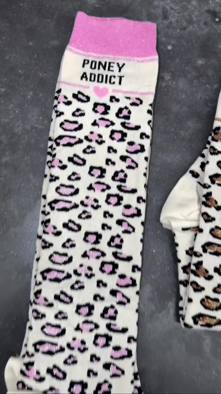 ✨ NOUVELLE PÉPITE ✨ La chaussette à paillettes léopard rose « PONEY ADDICT »…