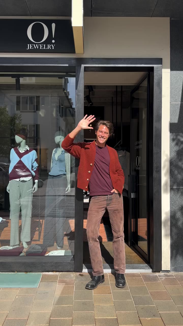 Transforming the store into fall season with the last rays of sunshine! Stop…