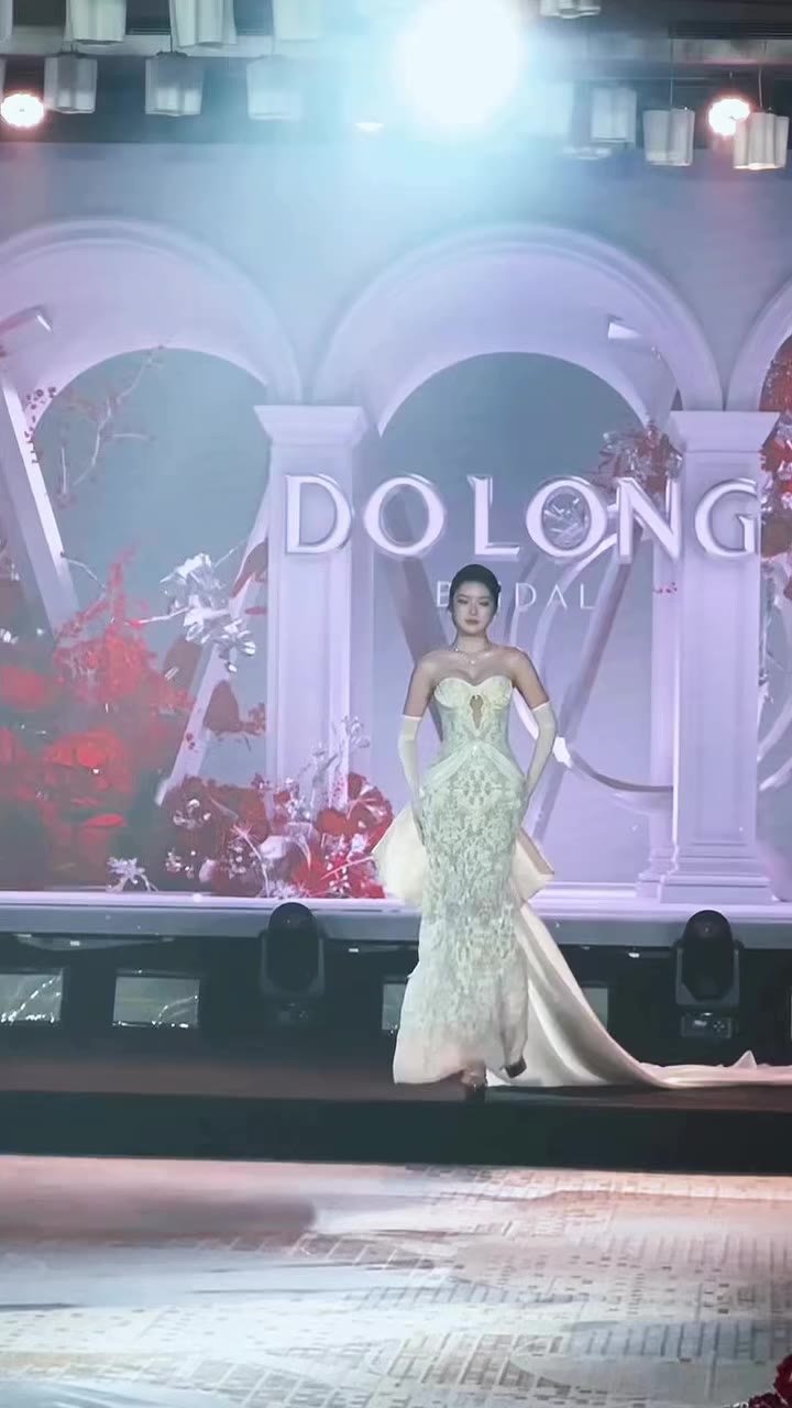 Miss Phan Phương Oanh @oanhphan.p embodies romantic elegance in a creation…