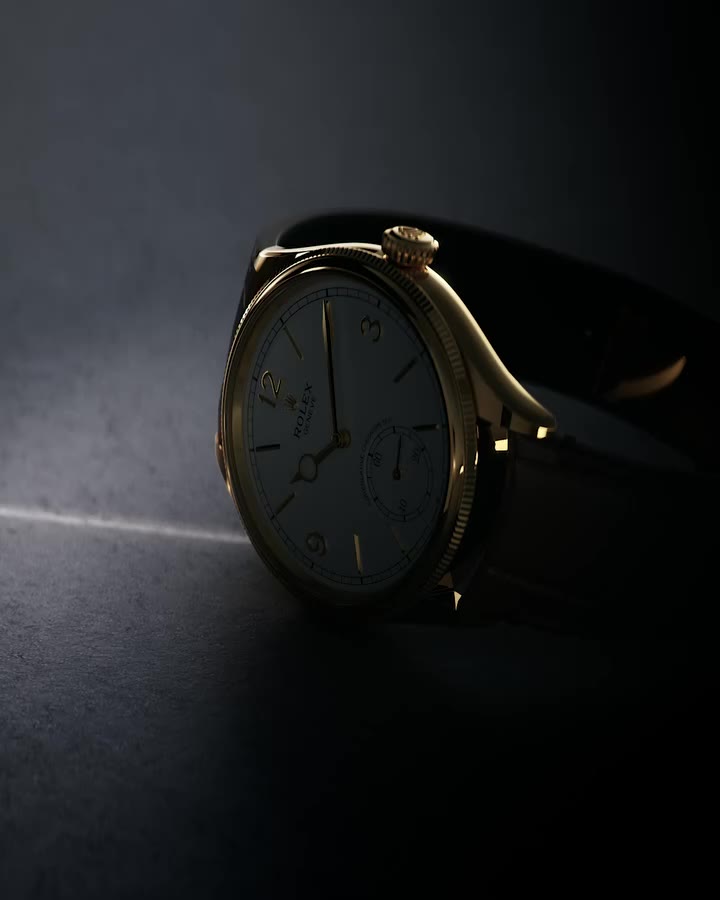 L’élégante et sobre @Rolex 1908 arbore un fin boîtier, surmonté d’une lunette…