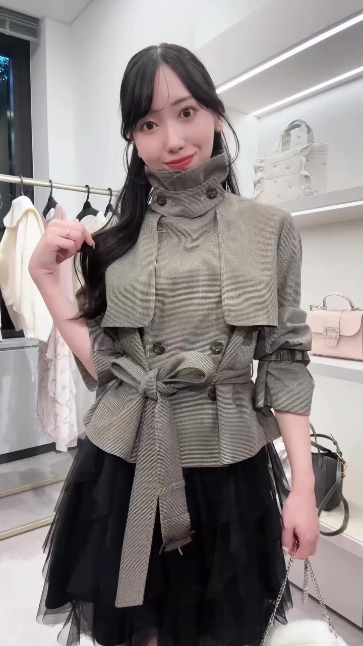 予約中の10月入荷アイテム🪄 プロフィールのURLに 予約アイテムのリンク付いてます🔗 展示会の受注も予約も大人気のショートトレンチ🧥…
