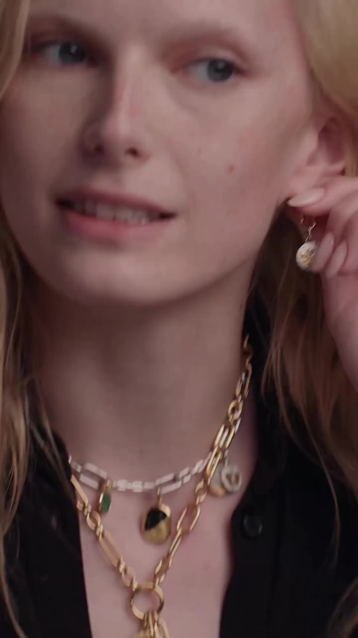@alexconsani used to “borrow” Pandora jewellery… allegedly. 🤥 🔍 Featuring…