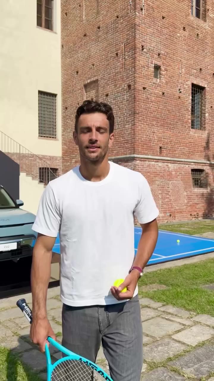 C’è chi il tennis lo gioca. E chi potrebbe raccontarlo da Melbourne. Filma un…