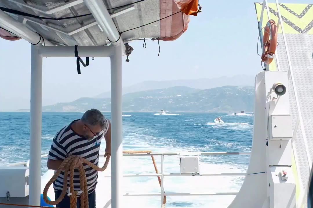 Walk along, it’s Capri - The Blue Grotto - Day! 🚶🏻‍♀️🚶🏻‍♂️🛥️🌤️ . [things…