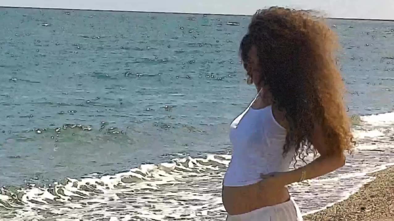 baby‘s first seaside moment 🌊