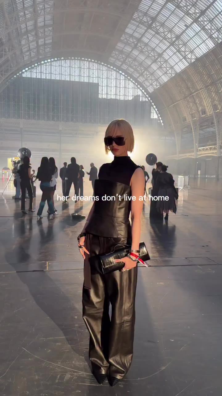 baddest btches are in london for @hm fashion show, a dream ★ #hm #publicidad