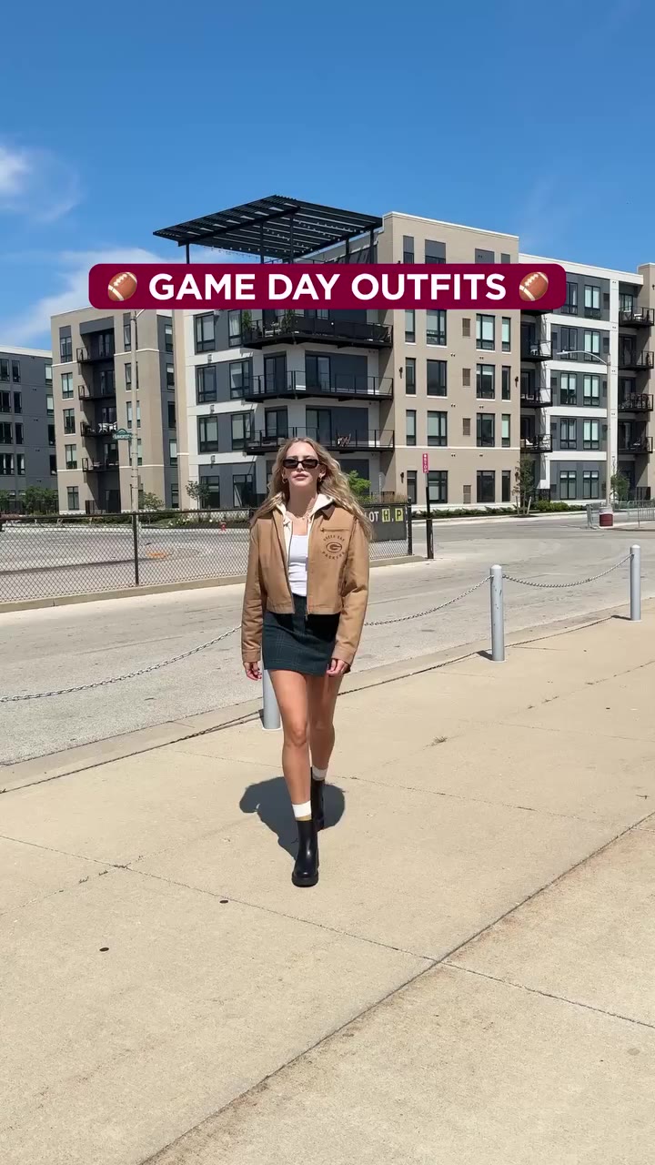These game day outfits deserve their own halftime show. 👏 Rep your team with…
