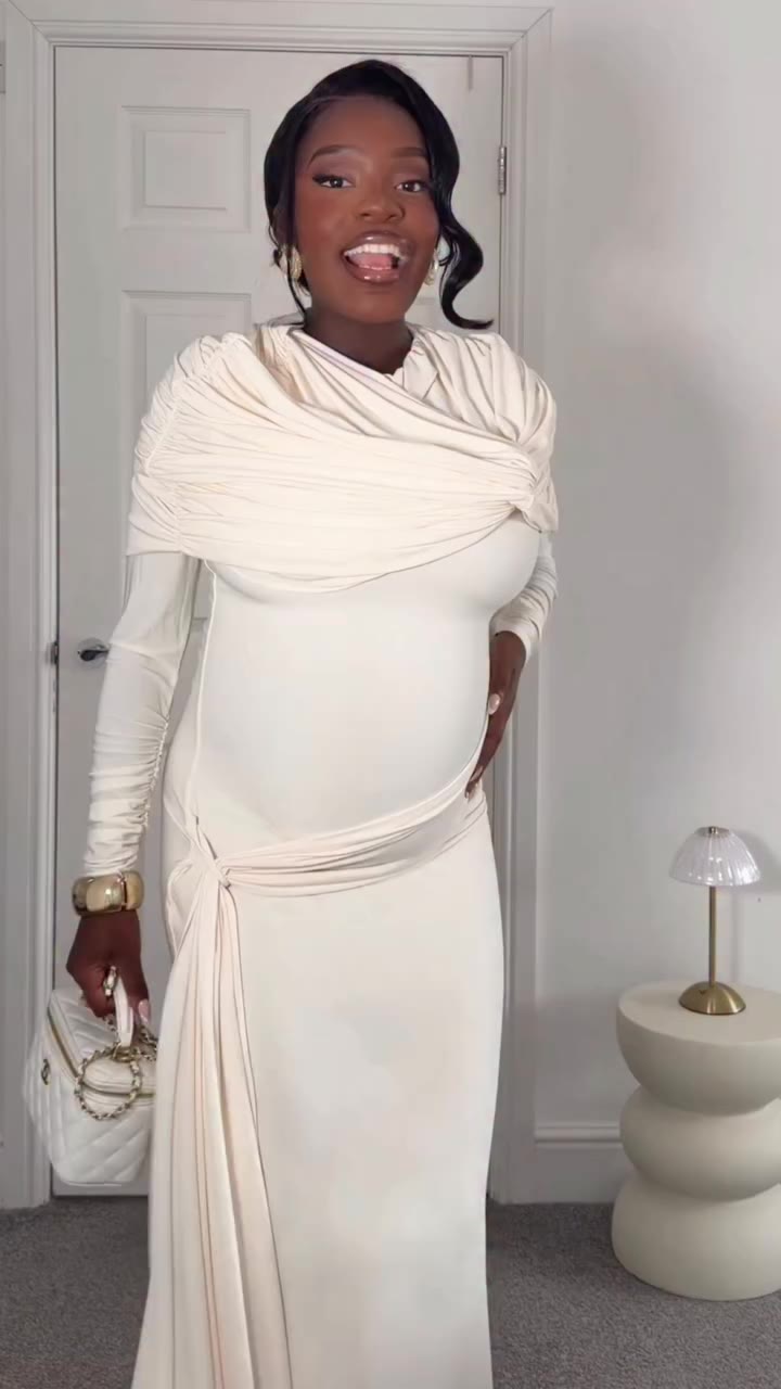 So what are we guessing the baby is - Boy🩵 or Gir🩷 ? Dress is: @clubllondon…