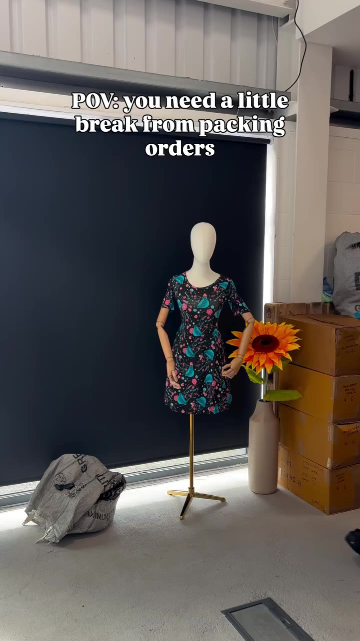 Employee hacks 🤫 @faerynfrog & our mannequin wear our Floral Jellyfish Fit &…