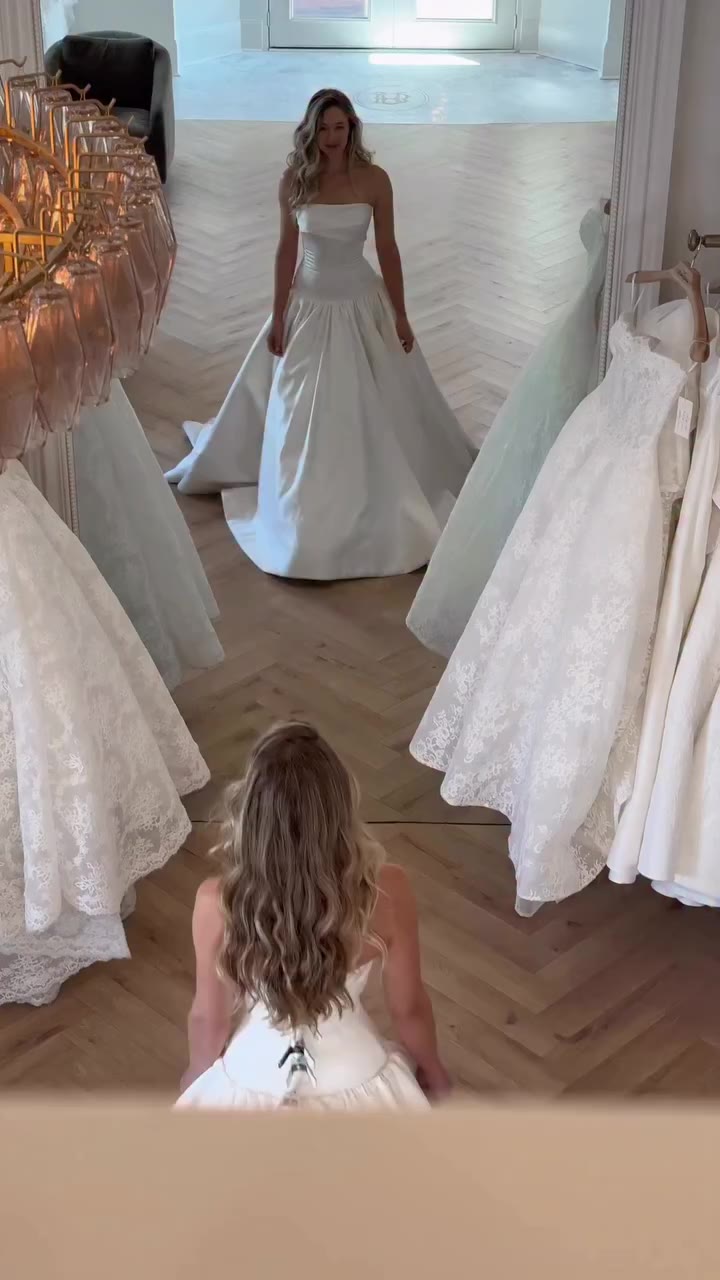 What it really looks like to be in our Friday feels 🥰 The Dakota gown by…