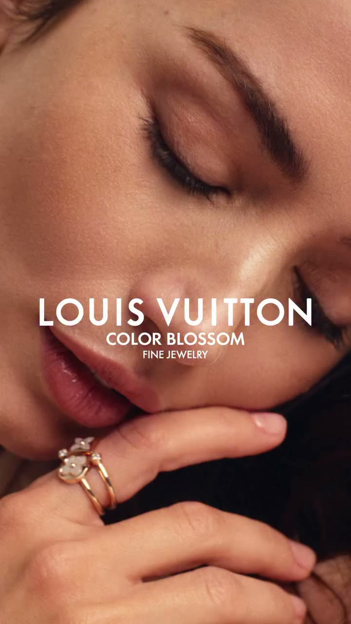 Luminous accord. White mother-of-pearl lends its delicate iridescence in Color…
