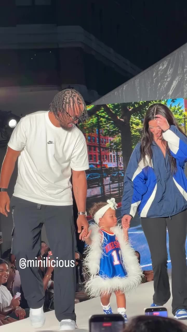 Jalen Brunson and his wife @alibrunson11 steals the show walking the runway…